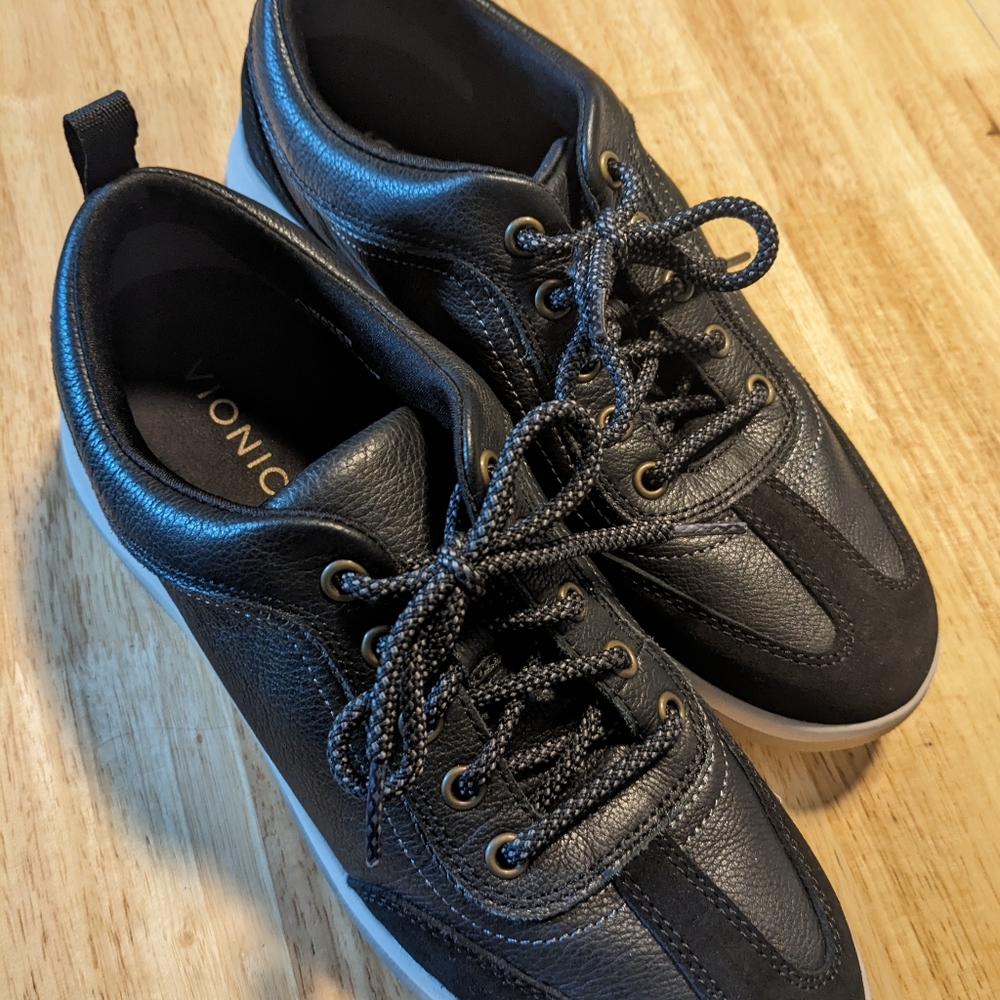 Vionic black sneakers size 9.5 Us womens